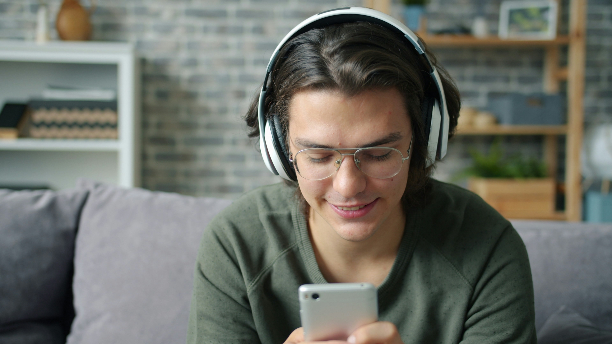 paediatric-headphones Teenager wearing headphones, relaxed and ready for a private scan